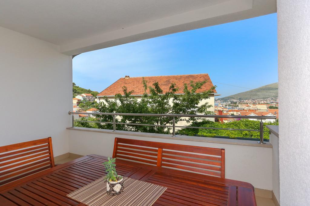 Apartments Ivan Трогир Екстериор снимка